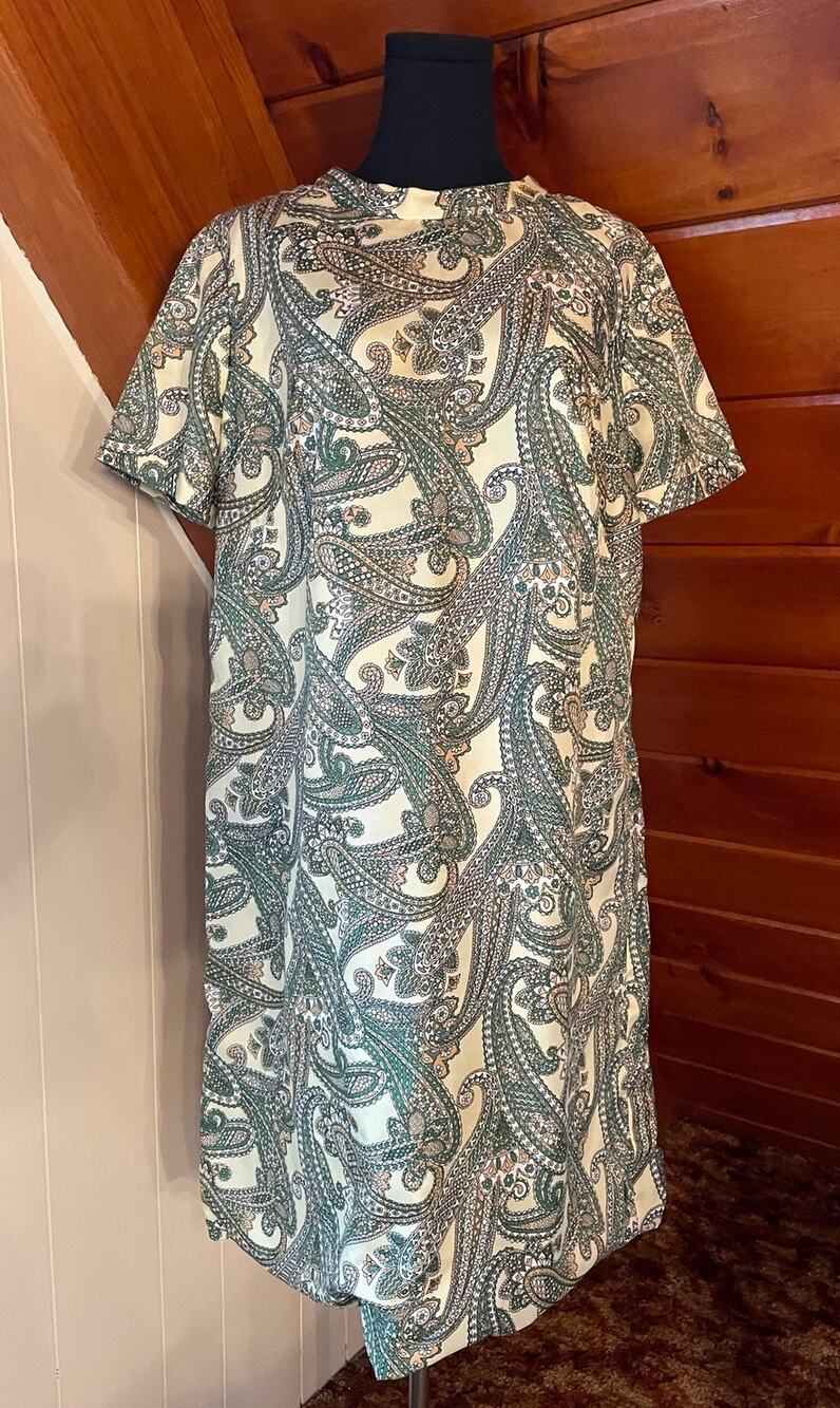 Vintage 60s Shift Dress with Green & Tan Paisley Print VOLUP sz XL